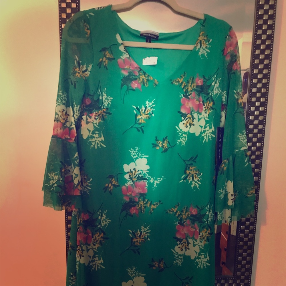 Base green dress with flowers,